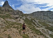 73 Dal Passo di Val Vegia (2164 m) seguiamo il sentieriino con ometti per il Passo del Tonale (2281 m)
